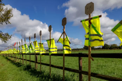 BD poppen met hesjes Oude Rijksweg Liempde